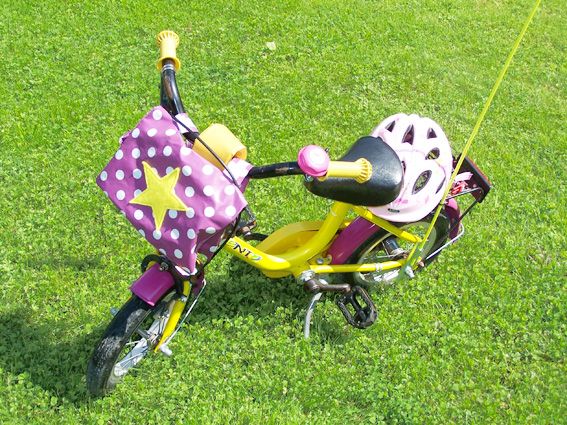 Lila Fahrradtasche mit Punkten