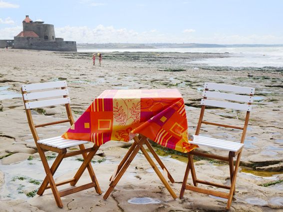 Tisch mit beschichteter Baumwolle am Strand