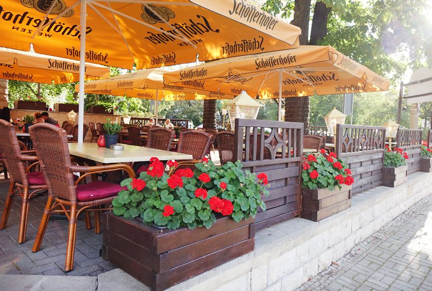 Wirksamer Regen- und Sonnenschutz im gastronomischen Außenbereich schützt die Tischwäschen sowie Tische und Stühle wirksam vor Wettereinflüssen