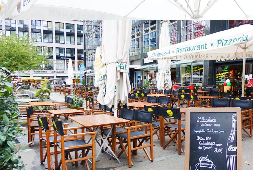 Ambiente schaffen in der Gastronomie - Stühle und Tische auf der Terrasse und in der Fußgängerzone auslasten - ganz einfach mit hochwertigen Außentischtüchern